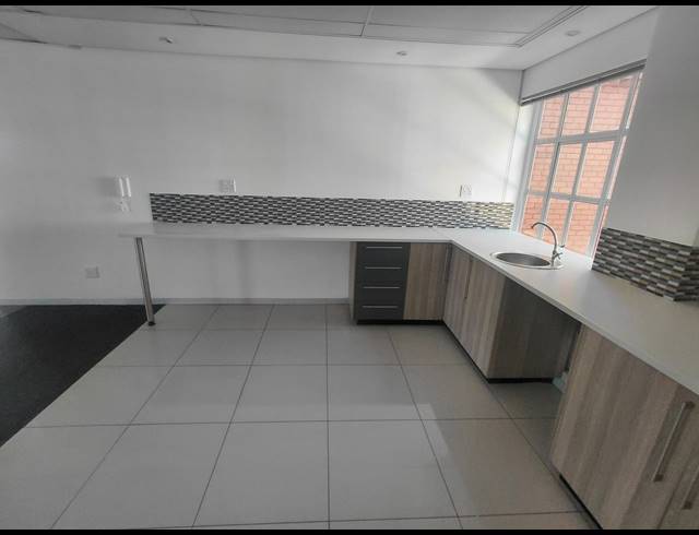 283M² OFFICE TO LET IN BRYANSTON